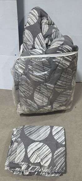 Assorted Comfoters and Pillow Cases