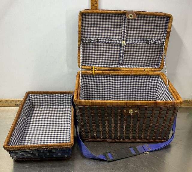 Picnic Basket with Inflatable Serving Bar & 4 Metal Plates