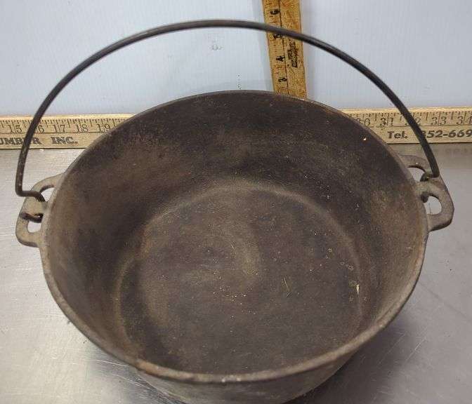 Cast Iron Dutch Oven