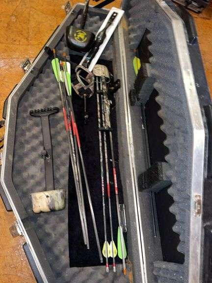Matthews Solo Cam Right Hand Compound Bow w/ Quivers & Arrows + Case