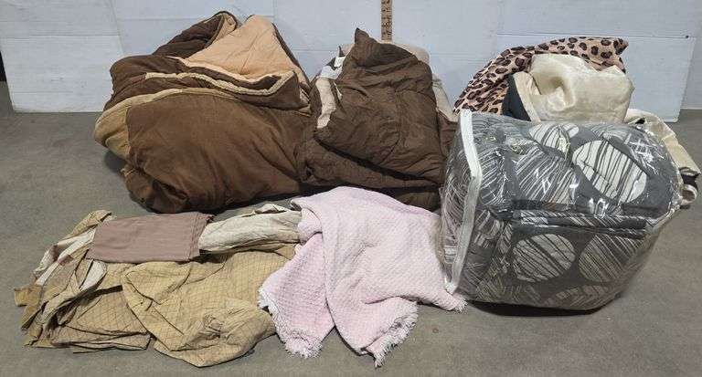 Assorted Comfoters and Pillow Cases
