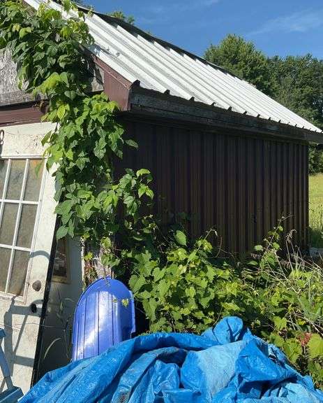 Garden Shed & Contents Buyer Responsible for Removal No Loader Available