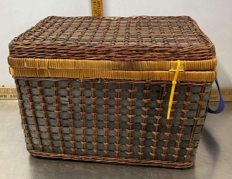 Picnic Basket with Inflatable Serving Bar & 4 Metal Plates