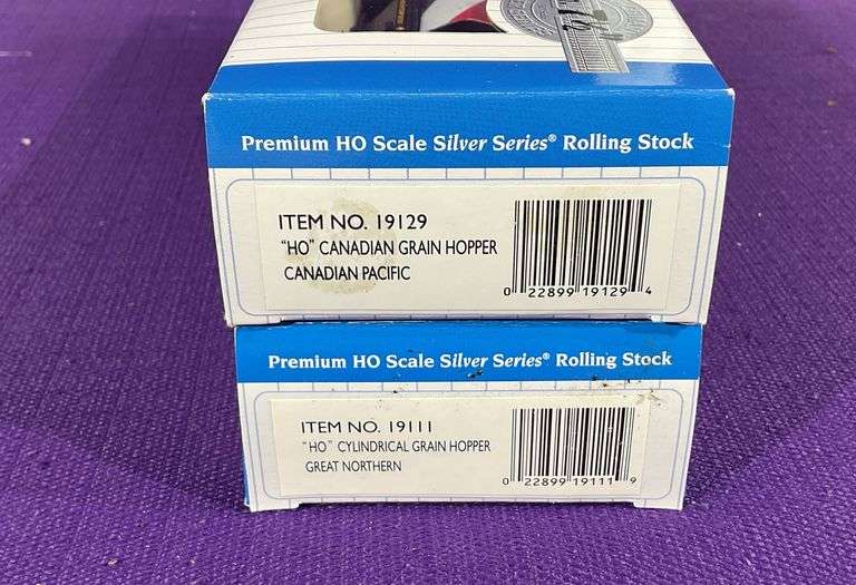 Bachmann HO Scale Great Northern 4-Bay Cylindrical Grain Hopper & Bachmann HO Scale Canadian Pacific