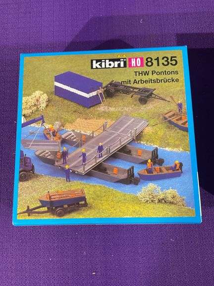 Pair of Kibri 8135 HO Scale Model Kit  of "THW Pontons mit Arbeitsbrücke”