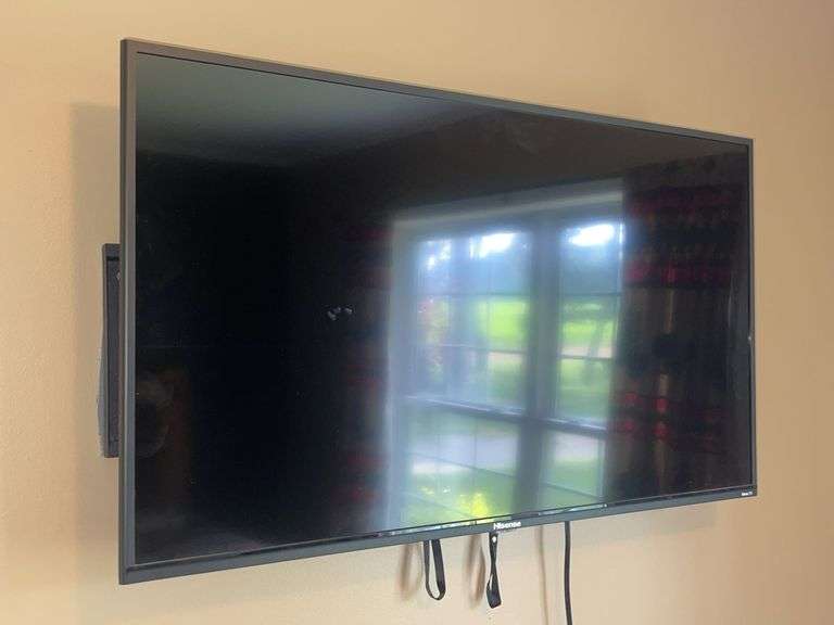 Hisense 40” Roku TV w/ Remote & Wall Bracket
