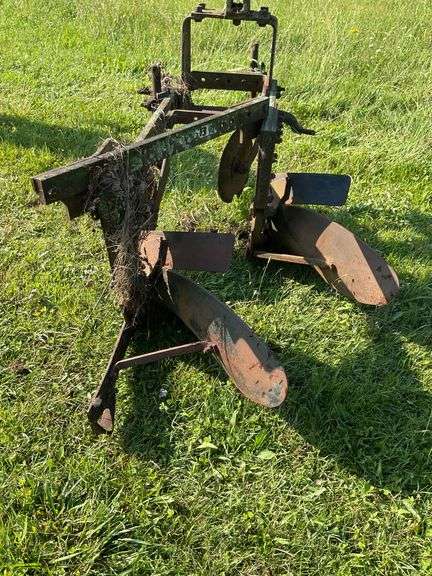Oliver 3242 3 Point 2 Bottom Plow