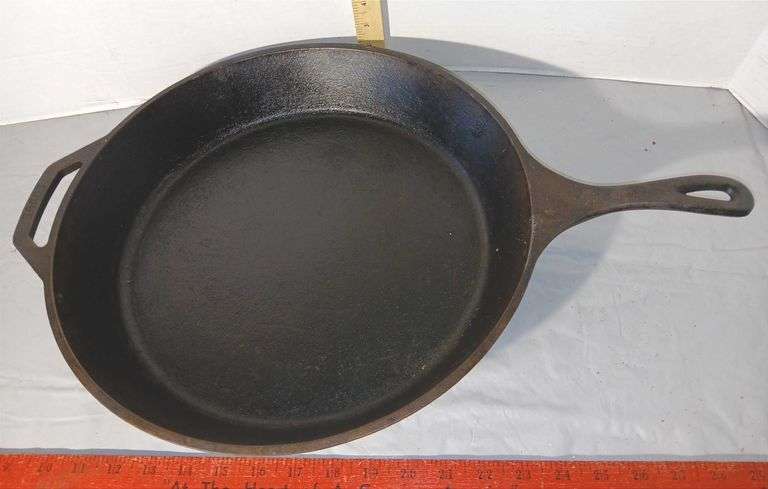 15 inch Cast Iron Skillet by Lodge