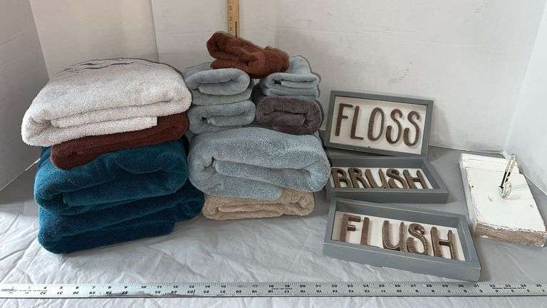 Assorted Bath Towels & Fun Decor