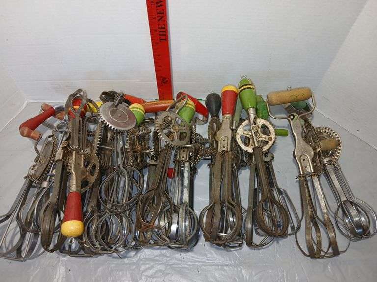 21 Vintage Hand Mixers - Sherwood Auctions