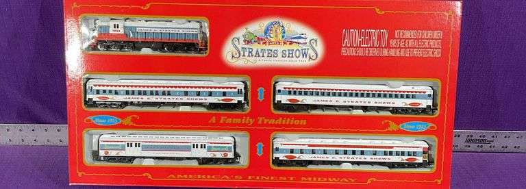 IHC 318 HO Gauge Strates Show Passenger Car Set