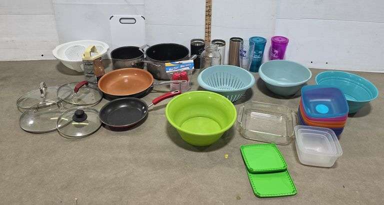 Assorted Plastic Wear, Strainer, Bowls, Pans, Pots, Lids