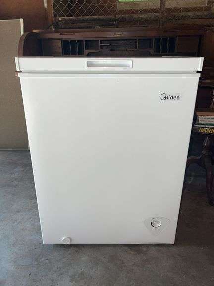 Midea 5 Cubic Foot Chest Freezer (33”T,25”W,22”D) - Has Power