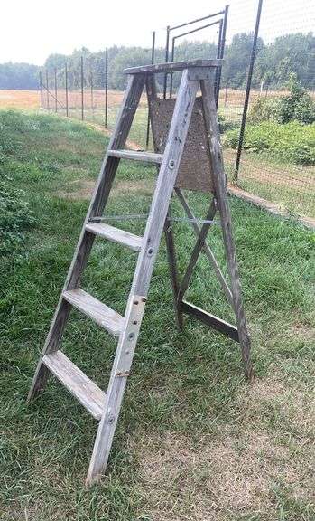 Wooden Ladder (4’7”)
