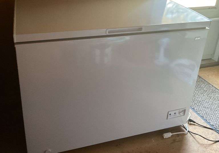 Awamti Chest Freezer 33.5''Tx44''Lx25''W Has Power When Plugged In