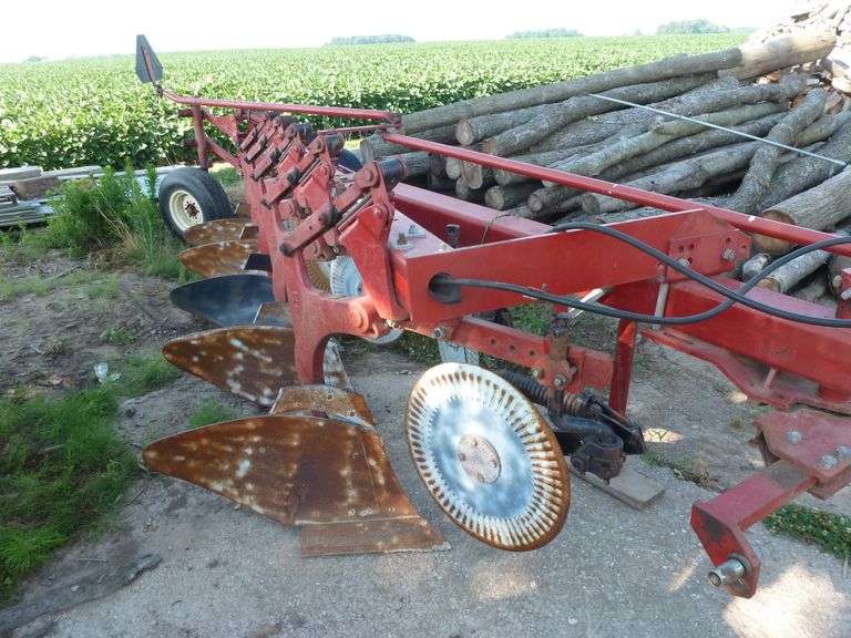 International 720 5 Bottom Plow Slant Toggle