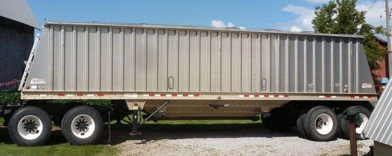2007 Dakota 34’ Aluminum 2 Hopper Grain Trailer w/ Tarp