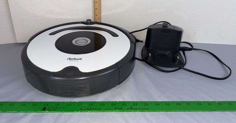 iRobot Roomba 670 Vacuum & Docking Station- Has Power