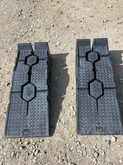Rhino Vehicle Ramps . Crack