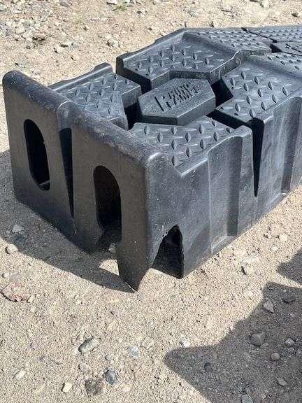 Rhino Vehicle Ramps . Crack