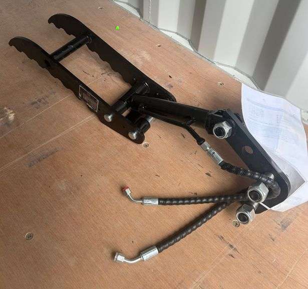 UNUSED 2025 Hydraulic Thumb W/ Offset L Bracket for 1-3 Ton Mini Excavator