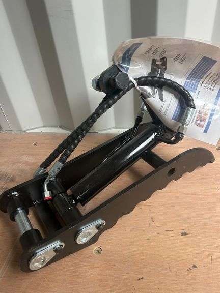 UNUSED 2025 Hydraulic Thumb W/ Offset L Bracket for 1-3 Ton Mini Excavator