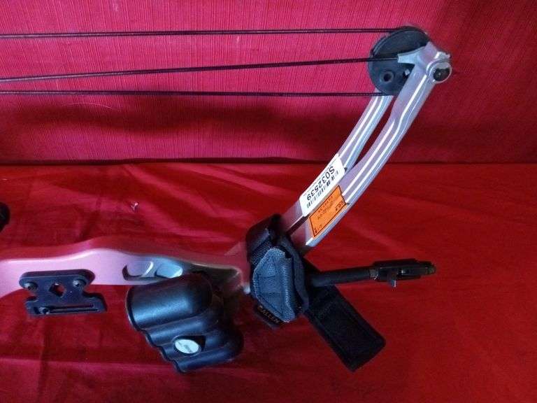 Bear Archery Brave III Compound Bow with Arrows and Whisker Biscuit