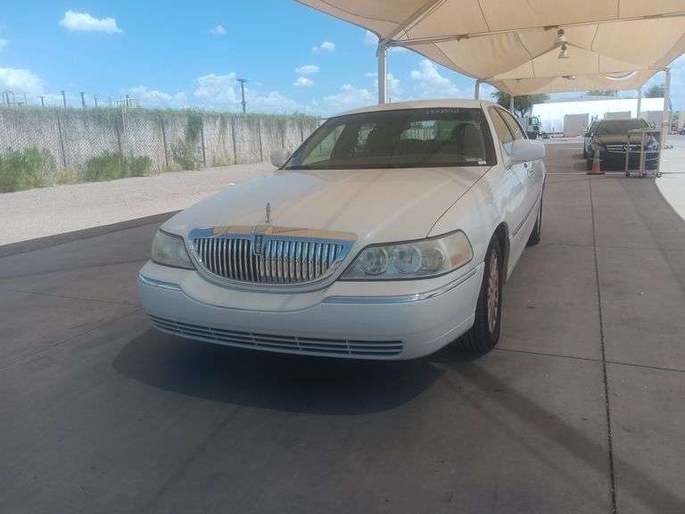 2003  Lincoln  Town Car