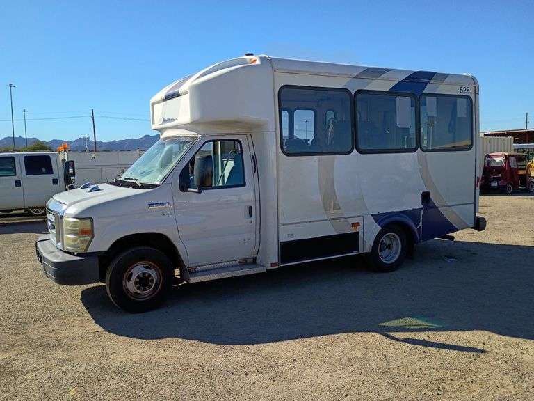 2016  Ford  E350 Super Duty   Shuttle Bus