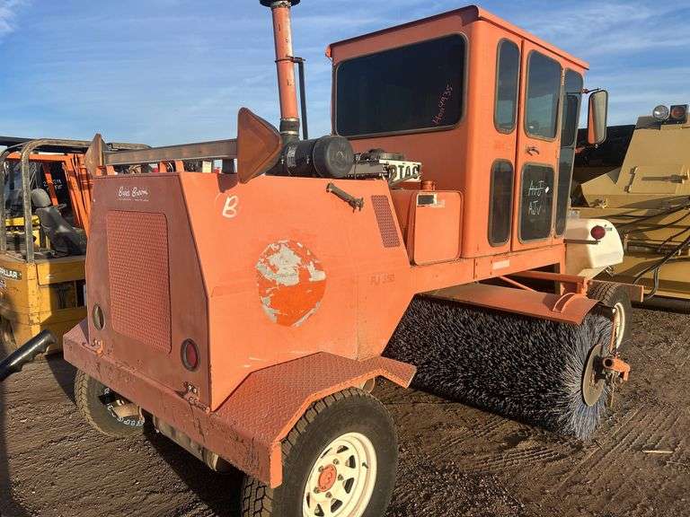 2001 Broce Broom RJ-350 Street Sweeper - Sierra Auction Management Inc