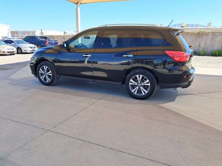 2017  Nissan  Pathfinder SV