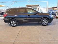 2017  Nissan  Pathfinder SV