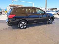 2017  Nissan  Pathfinder SV