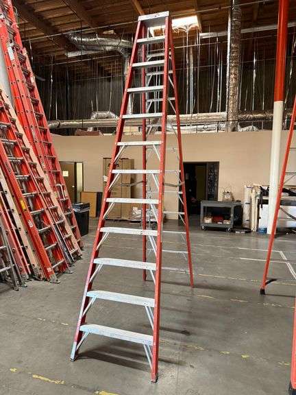 (1) 12FT Step Ladder