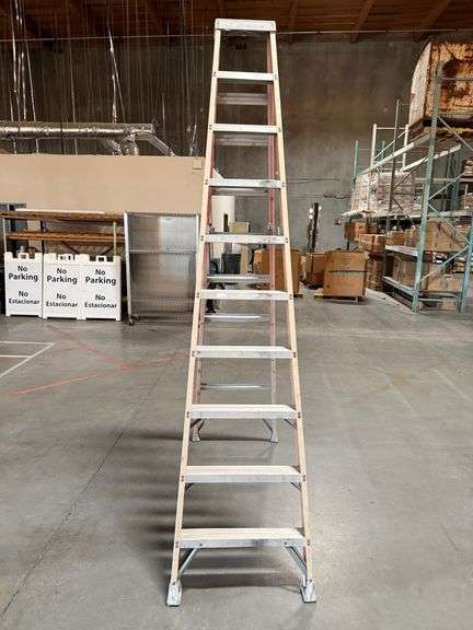 (1) LOUISVILLE 10FT Step Ladder