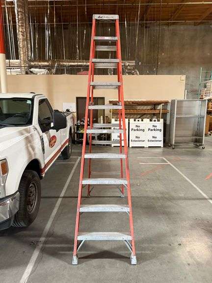 (1) LOUISVILLE 10FT Step Ladder