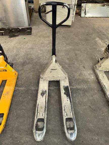 CROWN Pallet Jack