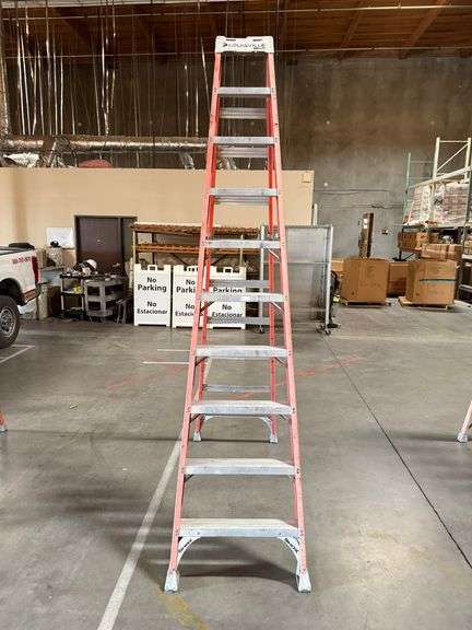(1) LOUISVILLE 10FT Step Ladder