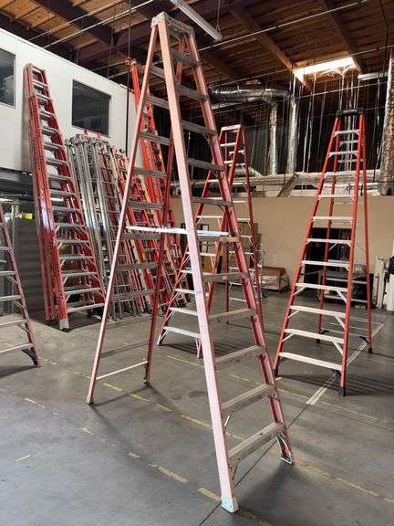 (1) LOUISVILLE 12FT Step Ladder