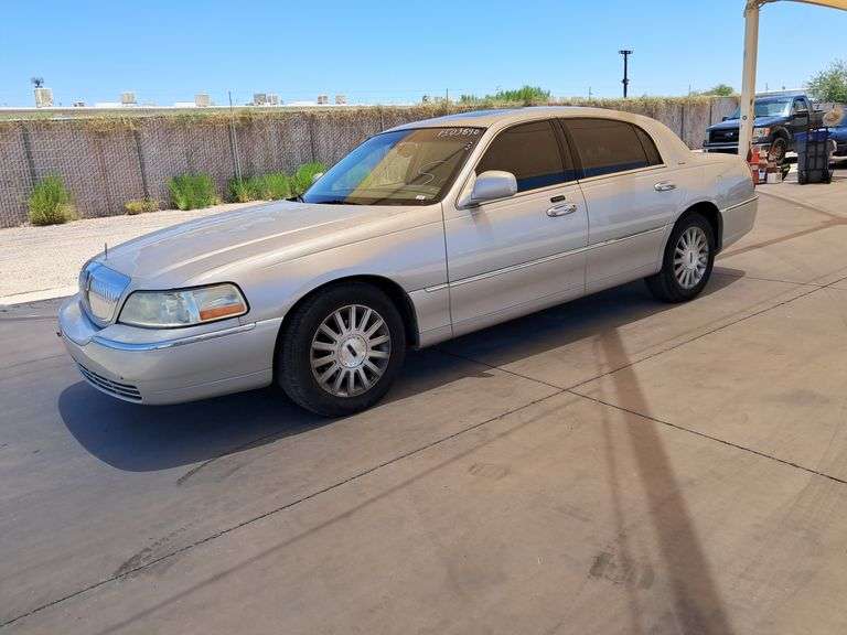 2004  Lincoln  Town Car Ultimate