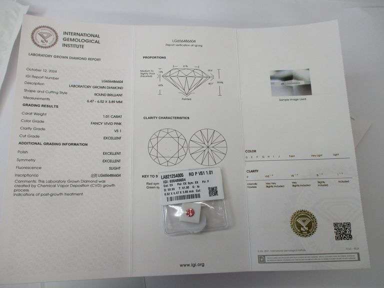 1.01 carat Round Brilliant Fancy Vivid Pink Lab Diamond with IGI Report