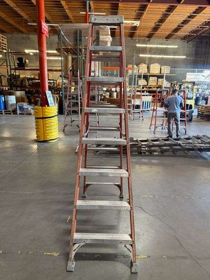 (1) LOUISVILLE 8FT Step Ladder