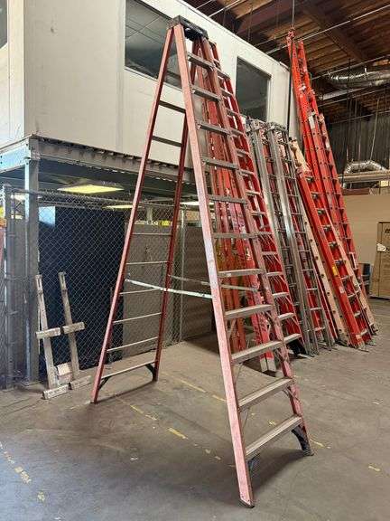 (1) WERNER 12FT Step Ladder
