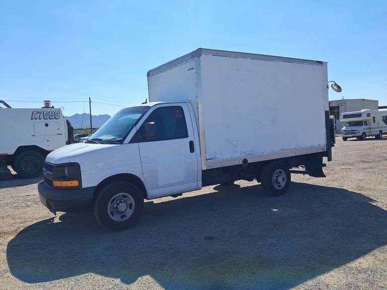 2015  Chevrolet  Express 3500   Box Truck  Liftgate