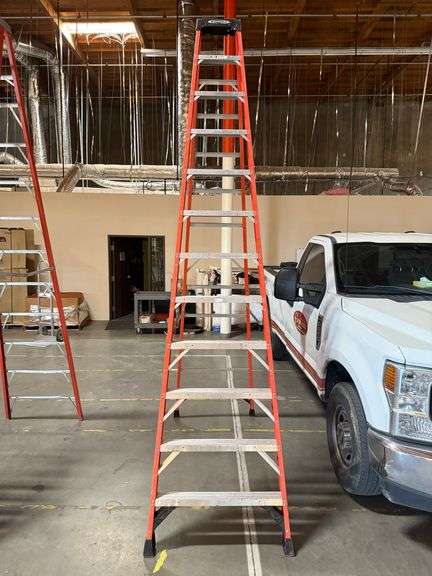 (1) WERNER 12FT Step Ladder