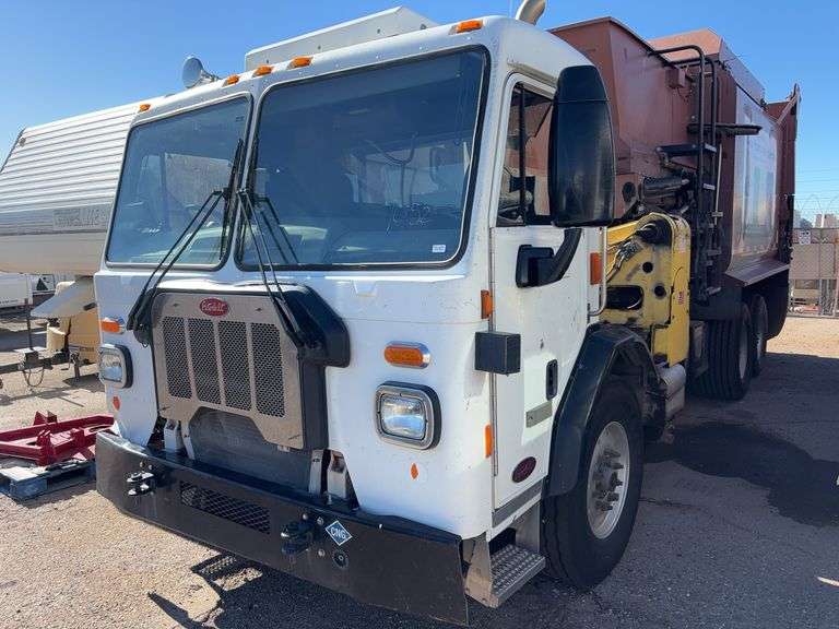 2018 Peterbilt 520 Side Loader Garbage Truck