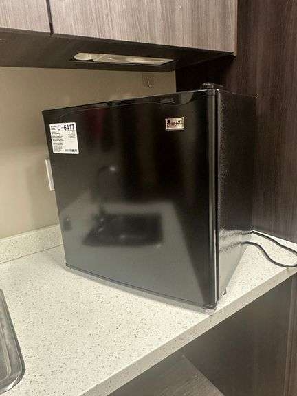 Avanti Compact Refrigerator RM16J1B