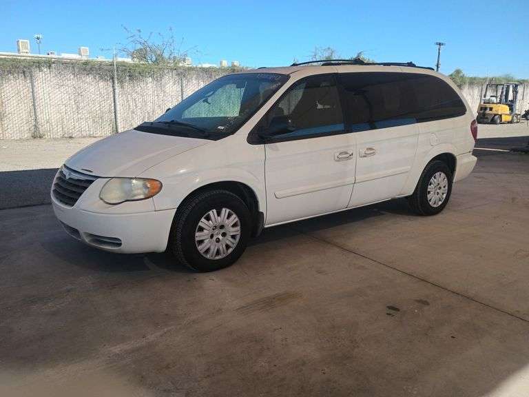 2005  Chrysler  Town & Country LX