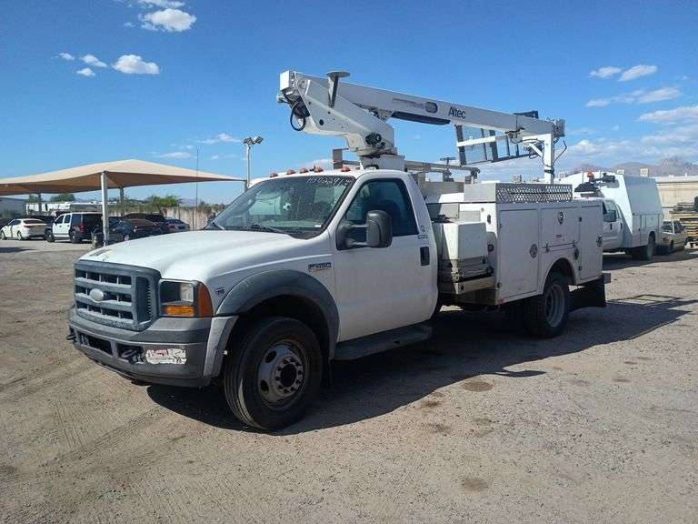 2006  Ford  F450 Super Duty XL   Bucket Truck