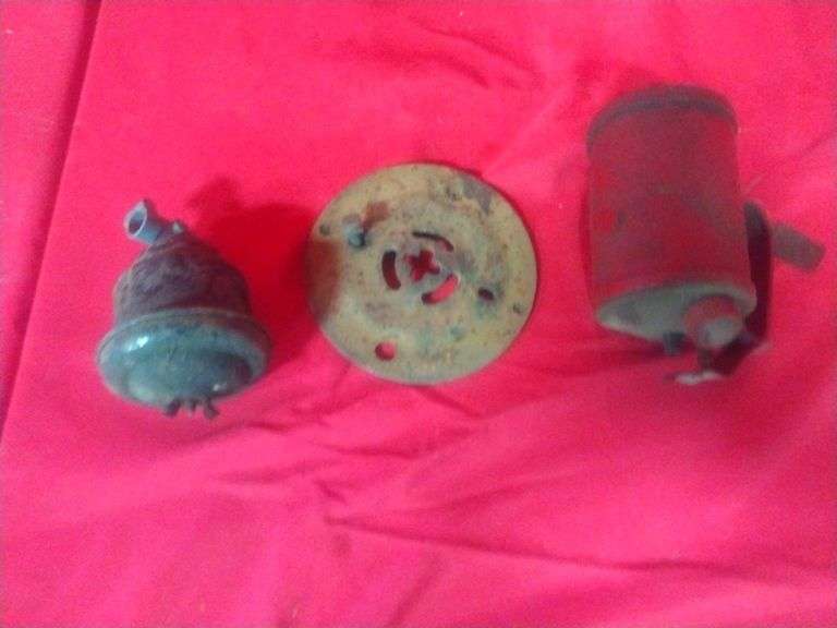 Box Of Assorted Vintage Car Parts & Oil Cans
